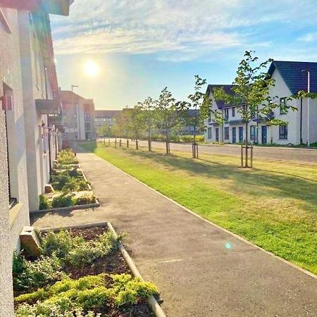 3 Bed House With Parking Near Airport Edimburgo Exterior foto