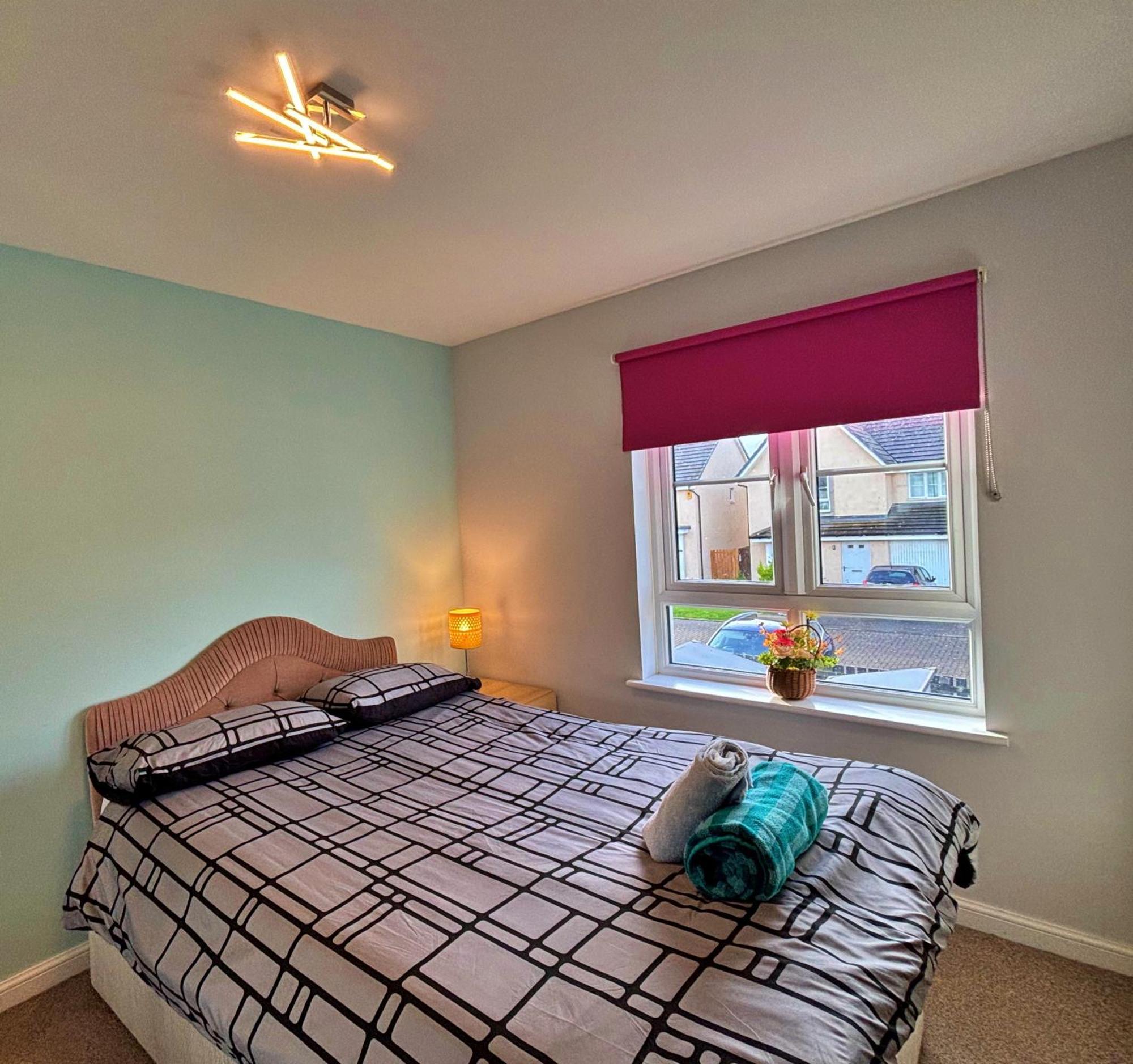 3 Bed House With Parking Near Airport Edimburgo Exterior foto
