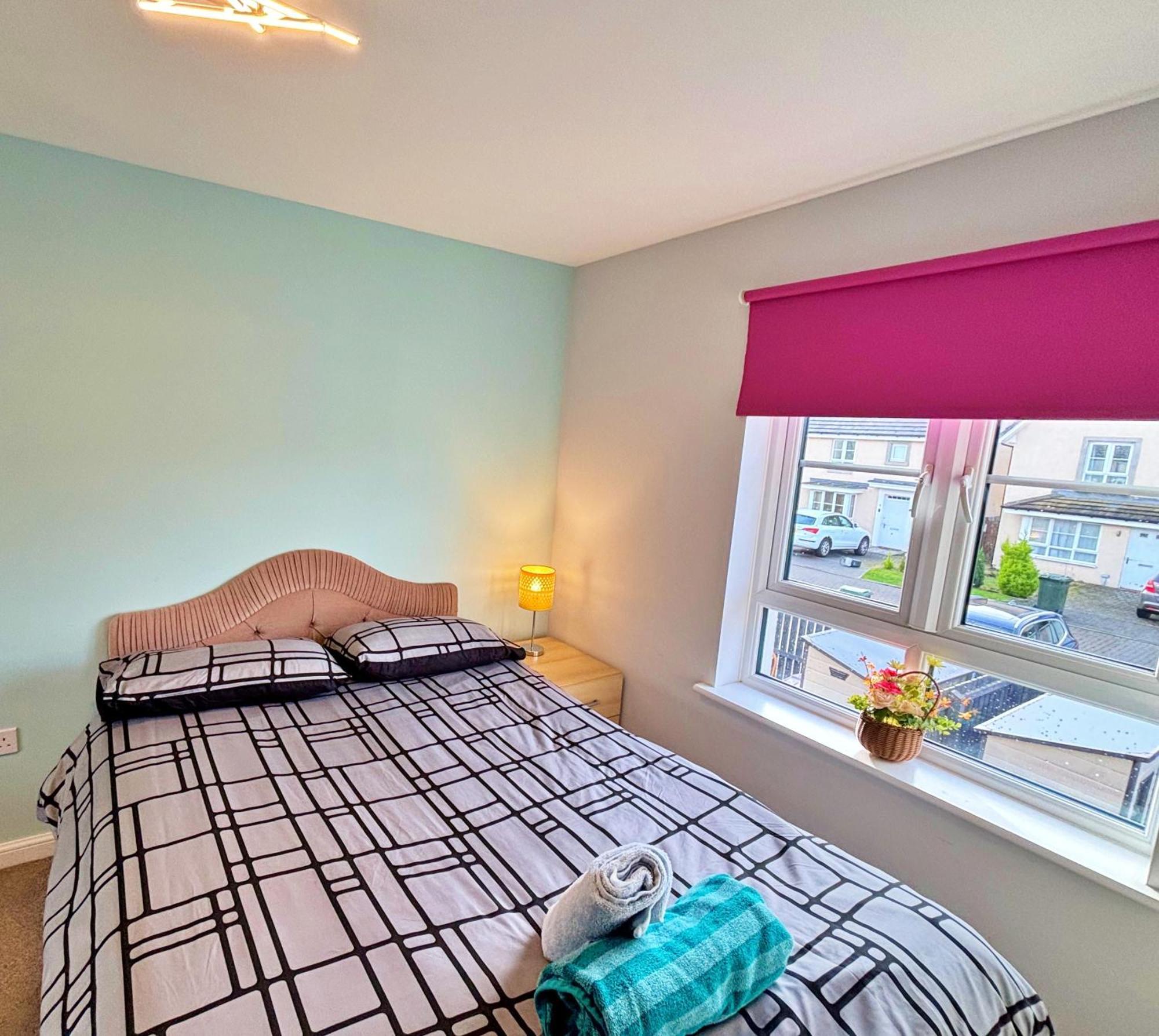 3 Bed House With Parking Near Airport Edimburgo Exterior foto