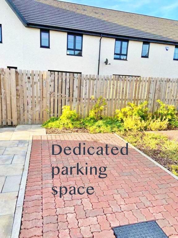 3 Bed House With Parking Near Airport Edimburgo Exterior foto